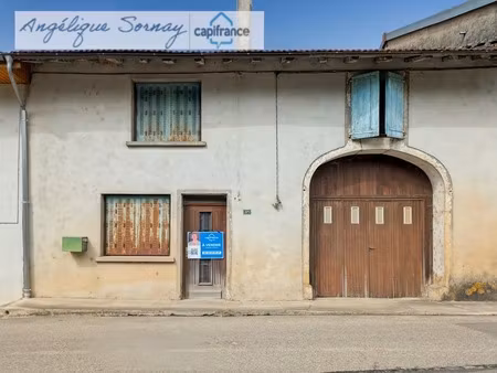 maison à rénover avec terrasse  garage et parking et terrain à proximité saint julien (39)