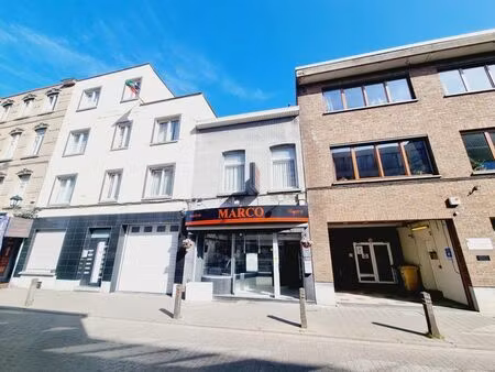 commerce 140m2 + appartement 80m2/2 chambres/terrasse/jardin