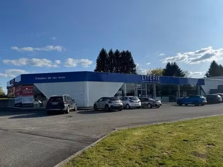 entrepôt avec showroom et bureaux en bordure de n4