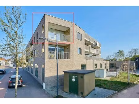 ideaal gelegen serviceflat (tweede verdieping) met zongericht terras