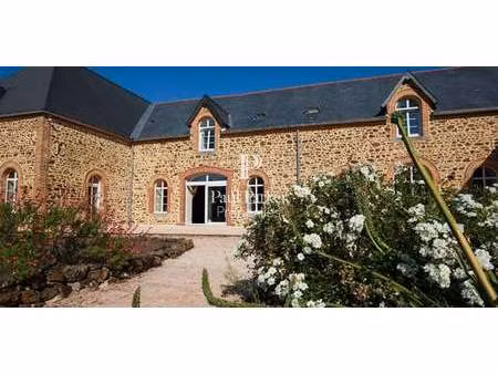 propriété avec piscine et jardin montenay (53)