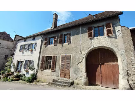 montbozon - maison de village mitoyenne avec cave  greniers  dépendances et parcelles de t