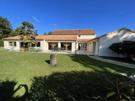 vente maison 7 pièces 411 m² neuville-de-poitou (86170)