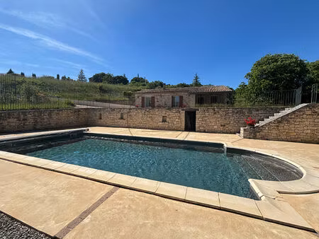 villa plain pied avec piscine.