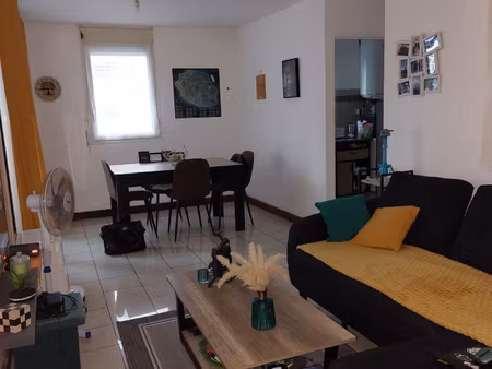 a saisir à sainte clotilde-f2- entre champ fleuri et les fac