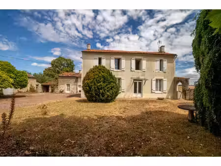 belle propriété bourgeoise  dépendances  jardin