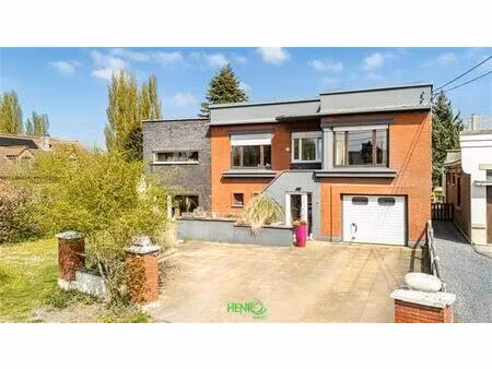 maison 4 façades avec jardin située au calme.
