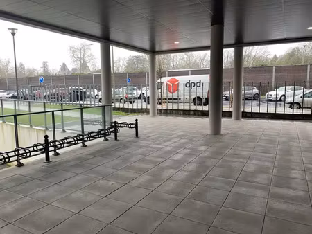 bureaux/ commerces à louer pied du tram- lormont