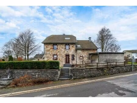 maison individuelle dans un endroit calme avec un grand