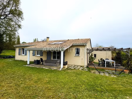 maison de plain-pied  garage et piscine hors-sol sur env. 13