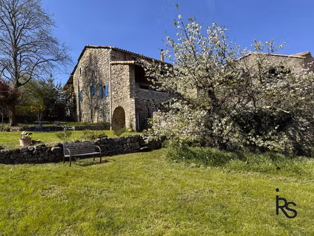 une maison typique du 16ème siècle rénovée avec un jardin d