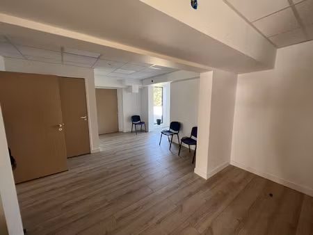 locaux professionnels ou commerciaux de 30 m2  44 m2 et 85