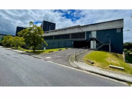 grand garage individuel fermé