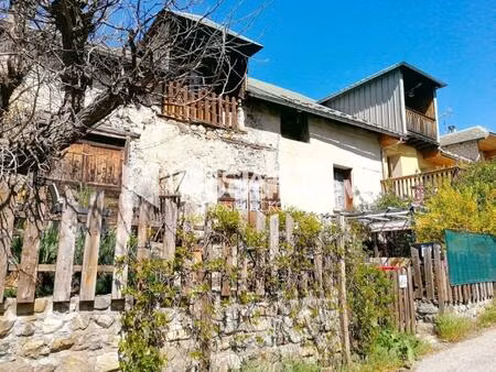 ancienne bâtisse au coeur du village au potentiel énorme!!