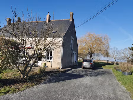 carré de ferme avec 137ha de terres agricoles