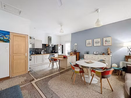 maison de ville non mitoyenne rénovée avec jardin et piscine  avignon extra-muros  proche 