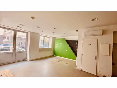 local d'activité 105 m² env. proximité de salles de sport. double entrée et parking privé.