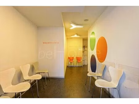 espace de consultation exclusif avec trois cabinets à merch