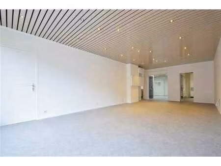 kantoorruimte / handelsgelijkvloers met parking.