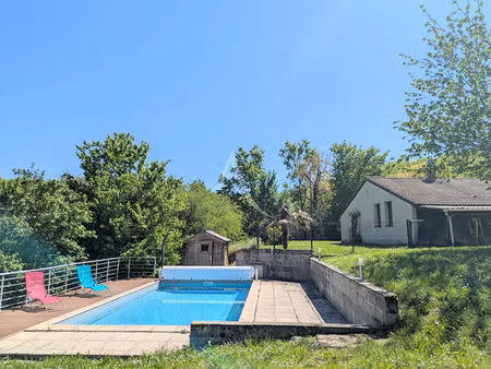 maison de plain-pied avec piscine et grand jardin