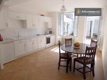 fantastique maison de village avec 4 chambres  2 salles de bains et jardin!