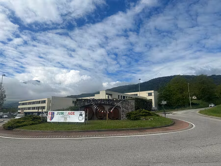 location local industriel 740 m² à saint-baldoph (73190)