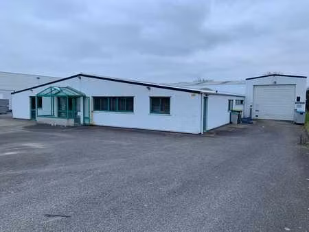 location local industriel 1180 m² à saint-évarzec (29170)