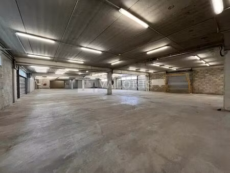 location commerce 5352 m² à aubagne (13400)