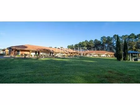 un hôtel et un restaurant extraordinaires situés sur les rives d'un lac et d'une plage...