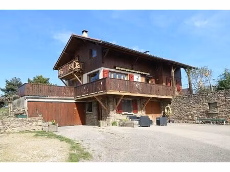 chalet de 150 m² + dépendances sur un terrain de 4880 m²
