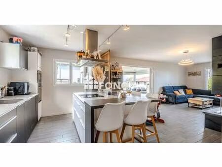 villa contemporaine avec piscine et vue lac