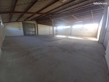 bâtiment/ hangar clos de 170 m2