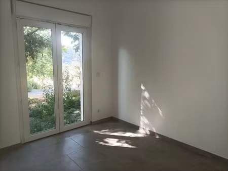 location locaux professionnels 8 m² à les vans (07140)  180 €