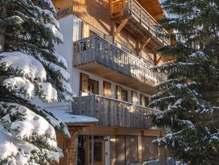 8 couchages. à 1850 m. idéalement situé  exposé ouest au calme  à 50 m d'une piste  à 150 