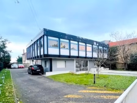 a louer - bâtiment mixte et pmr - 15 min à pied de la gare de st cyr l'ecole