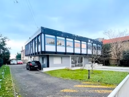 a louer - bâtiment mixte et pmr - 15 min à pied de la gare de st cyr l'ecole