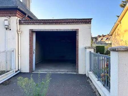 centre des andelys proche place du marché et de la mairie - garage de 18.70 m2 en parpaing