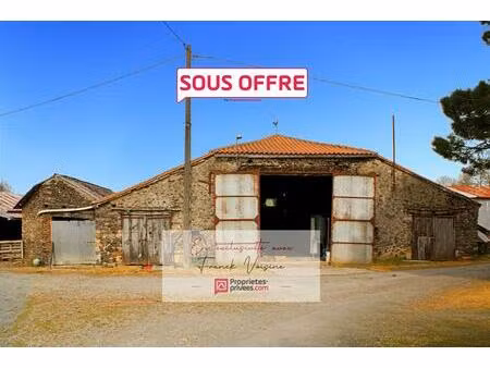a vendre en exclusivite à mouchamps  grange de 230 m2 env à réhabiliter entièrement + hang
