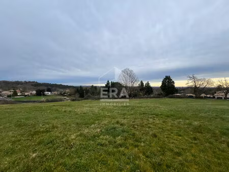 a vendre terrain constructible de 7028 m2 situé à 5mn de périgueux