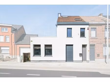 gebouw voor gemengd gebruik met bovenliggend appartement
