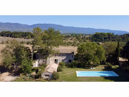 charme et authenticité pour ce mas provençal avec dépendances sur 54.000m² de terres agric