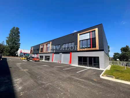location commerce 1608 m² à saint-quentin-fallavier (38070)