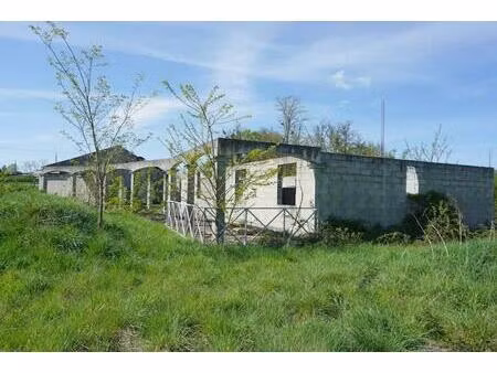 terrain à bâtir avec début de construction