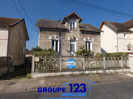 maison familiale avec sous-sol.