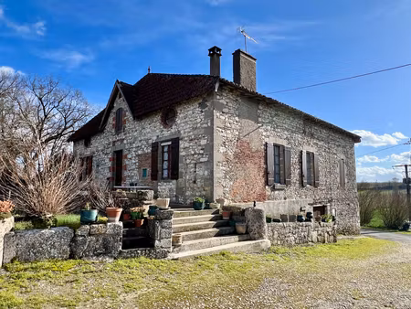 propriété en pierres avec vue panoramique d'environ 186m2 avec grange de 440 m² et dépenda