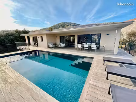 villa 5 pièces 150 m²