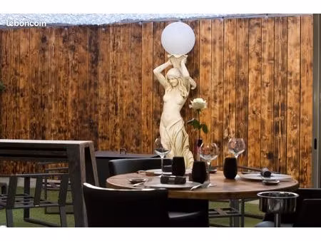 restaurant : fond de commerce + murs (380m2)+ appartement t6 (150m2) + parking privé
