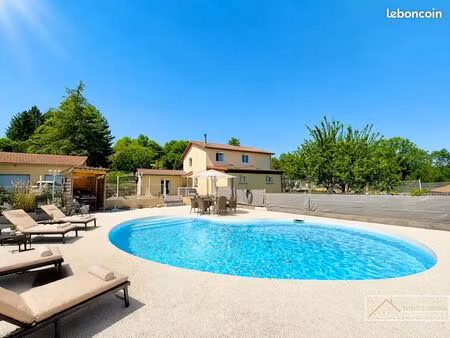 propriété 6 pièces 196 m²