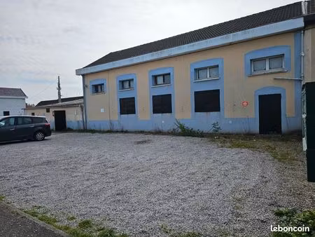 bâtiment d'une superficie de 280m² env