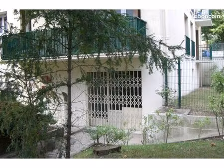 bureau 30m2 en 2 pièces de 15m2 en rez de jardin hauts de rueil-malmaison